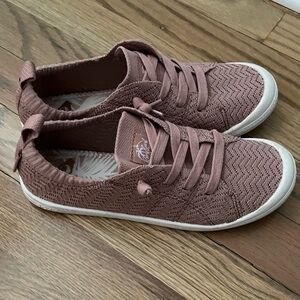 Roxy knit slip on sneakers 7.5